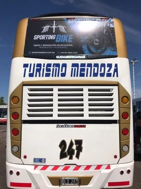 Vista trasera del micro doble piso de Ómnibus de Turismo